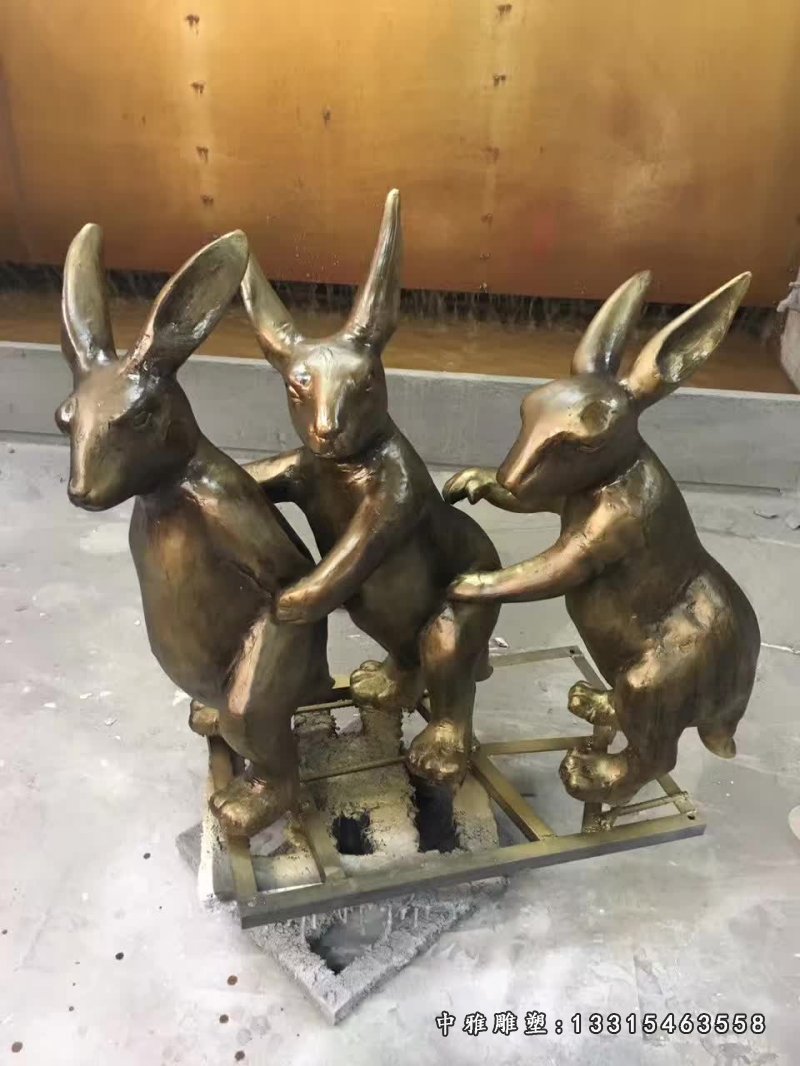 玩耍的卡通兔子铜雕