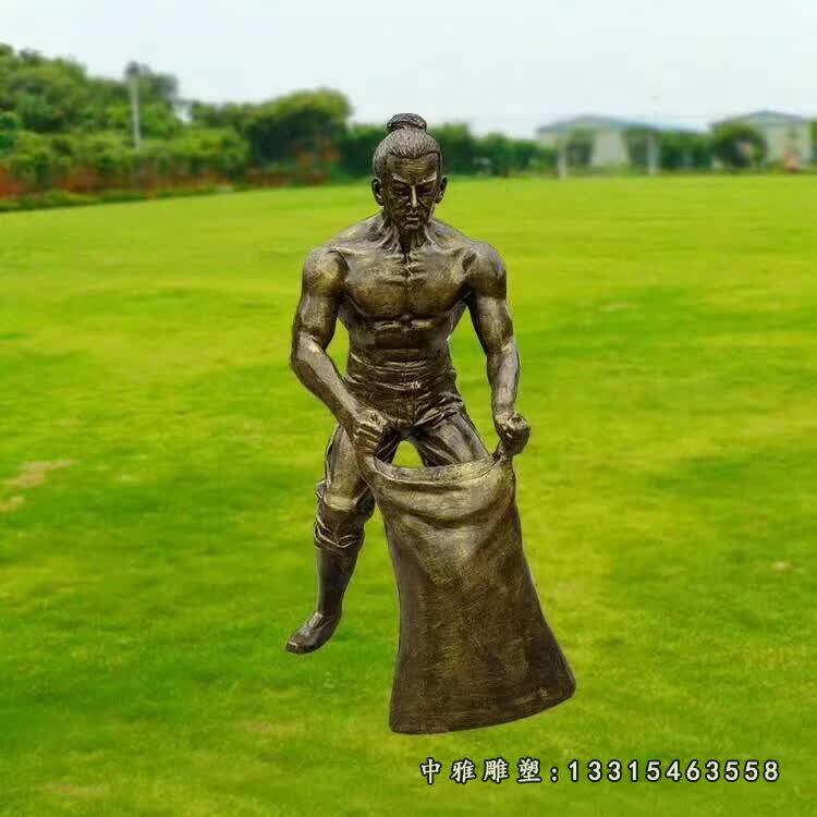 麻袋装粮食的农耕人物铜雕