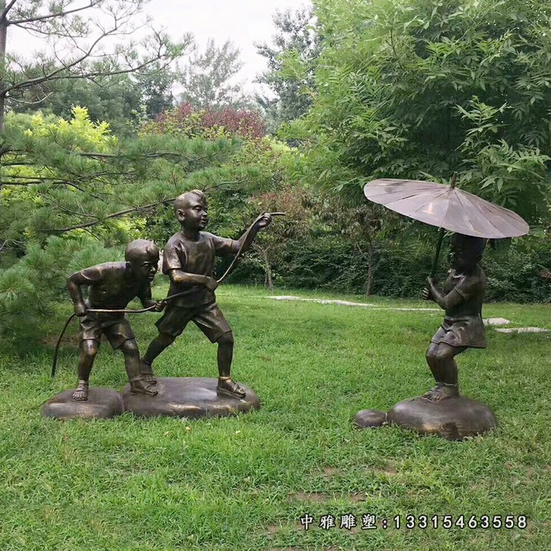 打伞玩水的儿童铜雕，公园小品铜雕 (2)