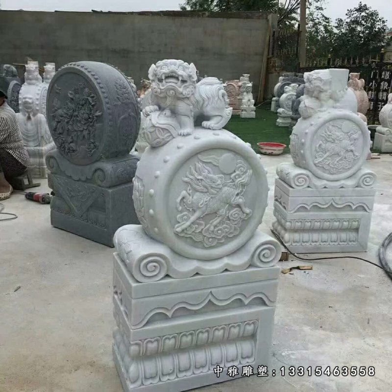 汉白玉踩球狮子门墩