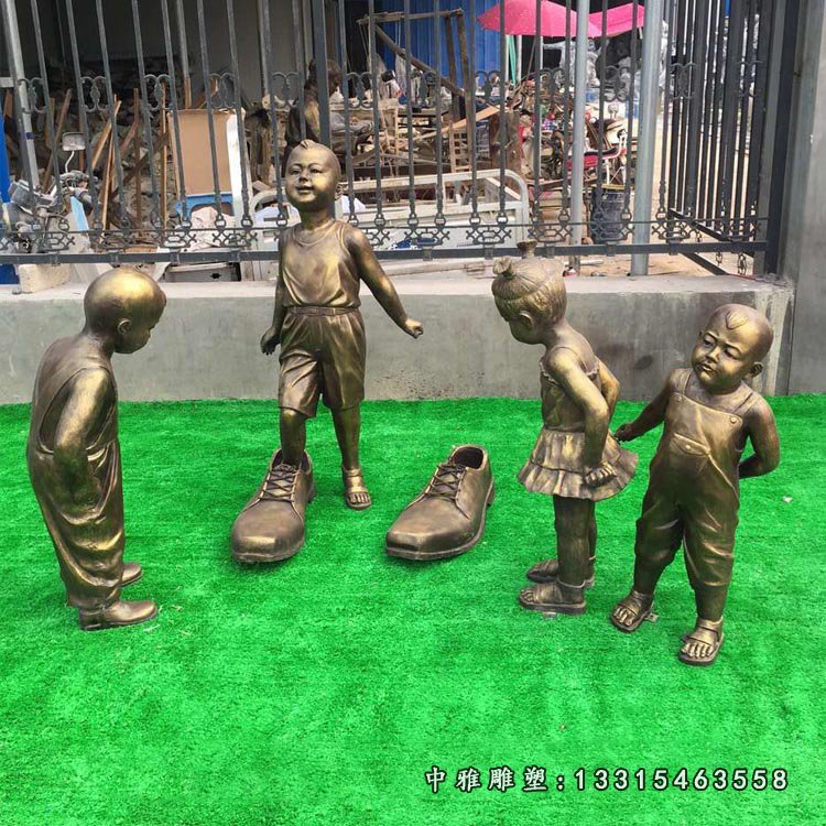 玻璃钢仿铜童趣雕塑穿大皮鞋的小孩雕塑 (2)