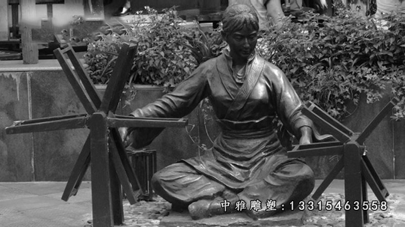 古代女子纺织人物铜雕（2）