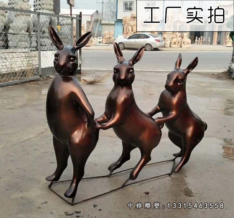 仿铜袋鼠户外广场景观雕塑，玻璃钢仿铜动物雕塑
