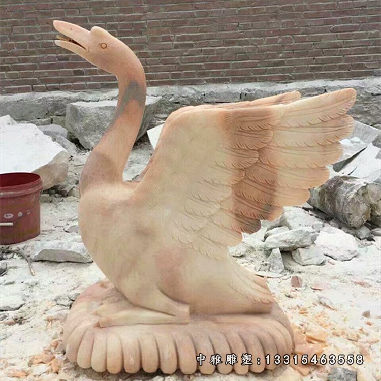 晚霞红天鹅，喷泉天鹅石雕