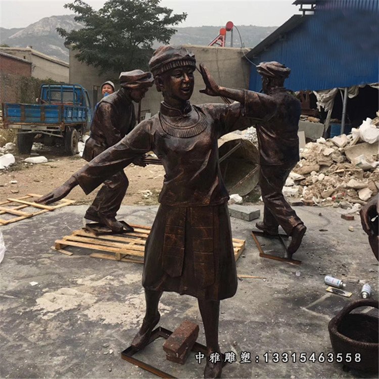 铜雕少数民族唱歌跳舞的少数民族人物铜雕,公园民俗人物铜雕