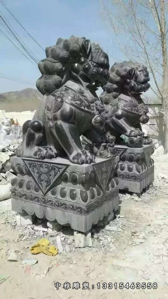 青石大型狮子门墩