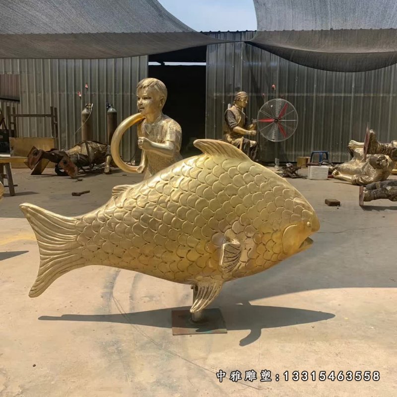 海边景观鲤鱼和儿童铜雕