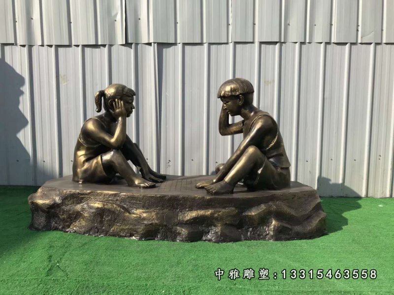 俩小孩下象棋雕塑,玻璃钢人物雕塑 (2)