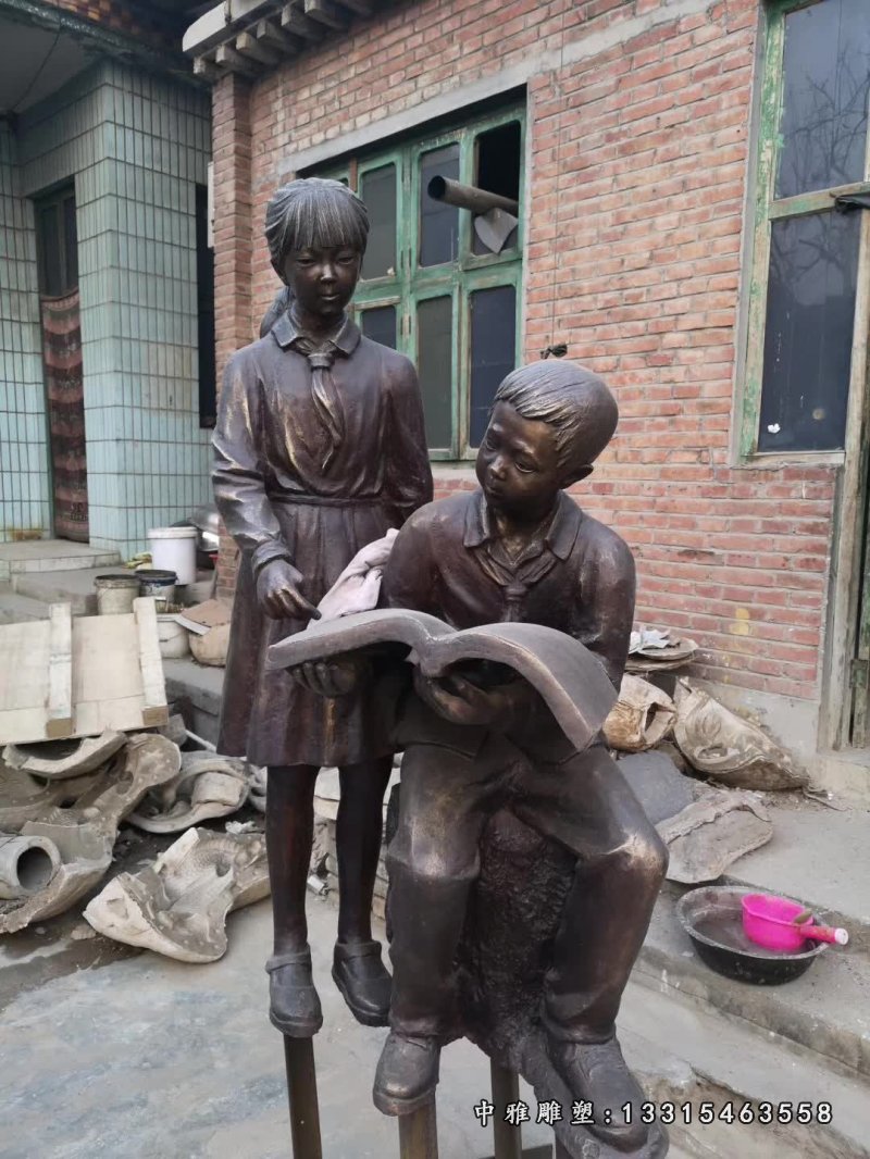 读书的学生铜雕 (1)
