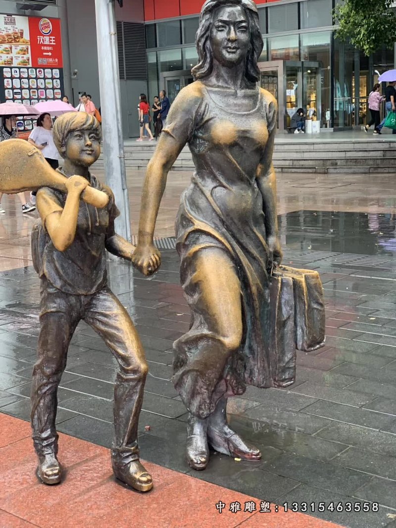 铸铜商业街逛街母子
