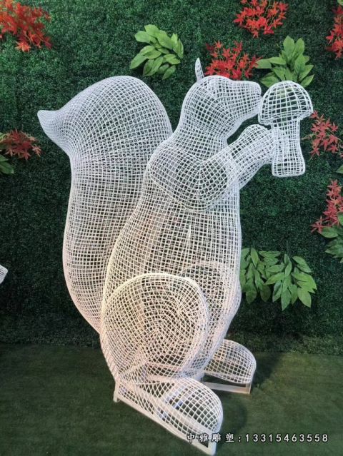 不锈钢镂空松鼠雕塑