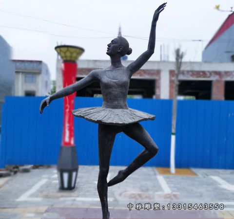 铜雕公园跳舞人物