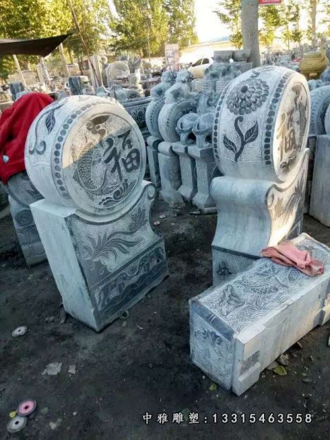门口石雕抱鼓石