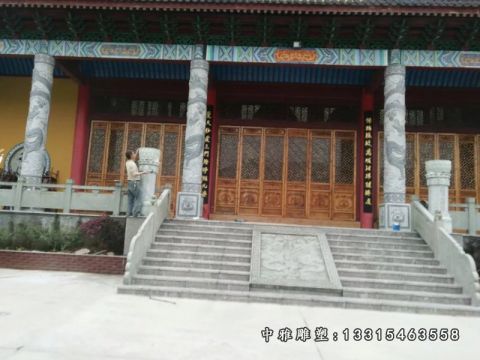 石雕广场龙柱