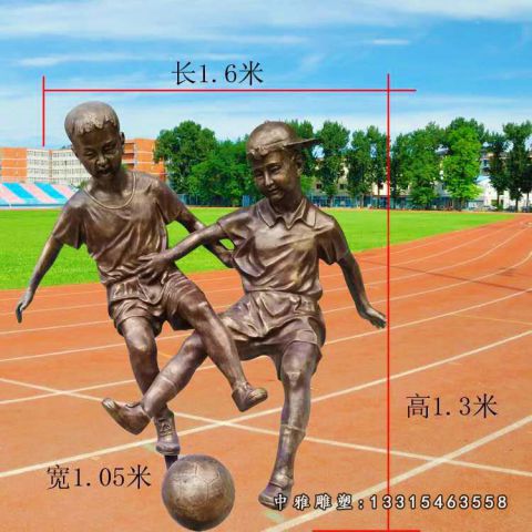 公园铜雕踢足球人物