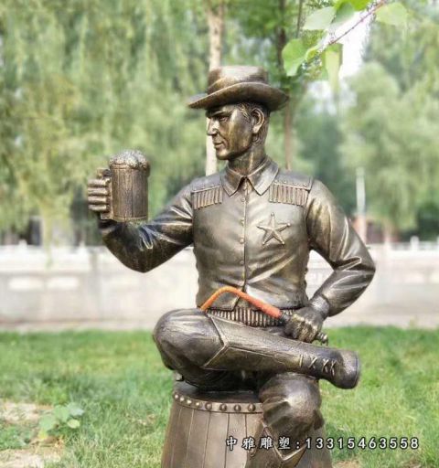 铜雕广场喝酒人物
