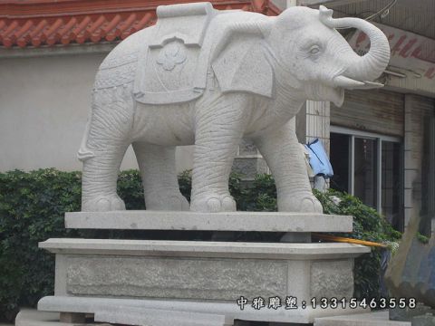 卷鼻大象石雕