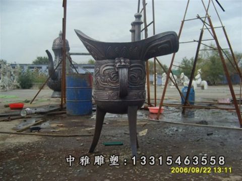 广场铜樽