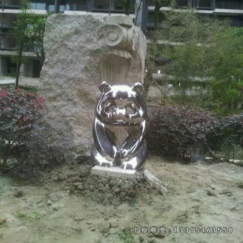 不锈钢镜面熊猫雕塑