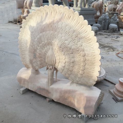 开屏石雕孔雀
