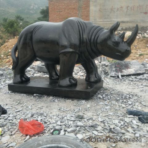广场石雕犀牛