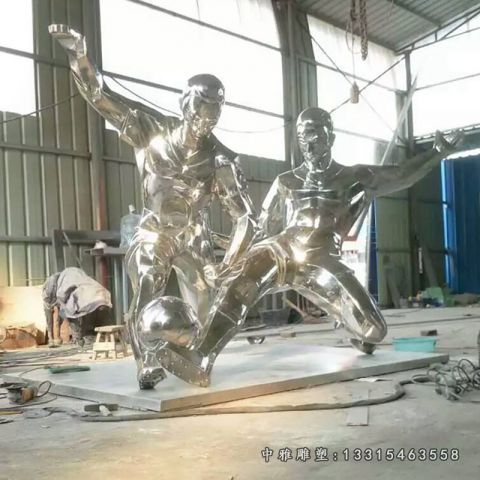不锈钢踢足球运动人物雕塑