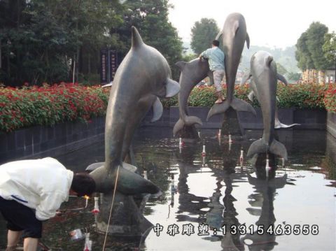 铜雕跳跃海豚