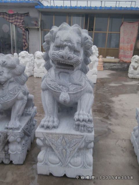门口石雕狮子