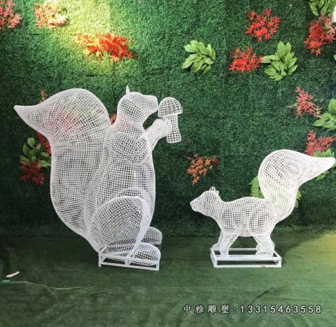 不锈钢动物镂空松鼠雕塑